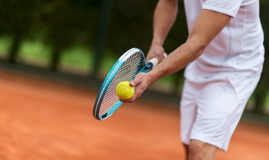 Joueur de tennis préparant son service