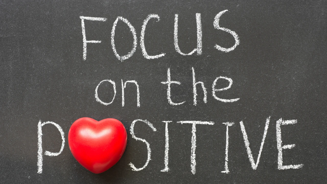 Écrit "Focus on the positive" en rapport avec les avantages des affirmations positives