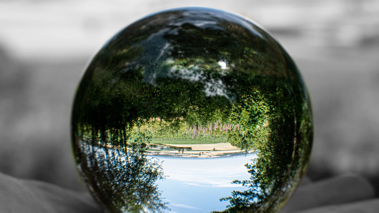 Boule magique qui reflète un beau paysage à l'envers ce qui permet de changer de perspective.