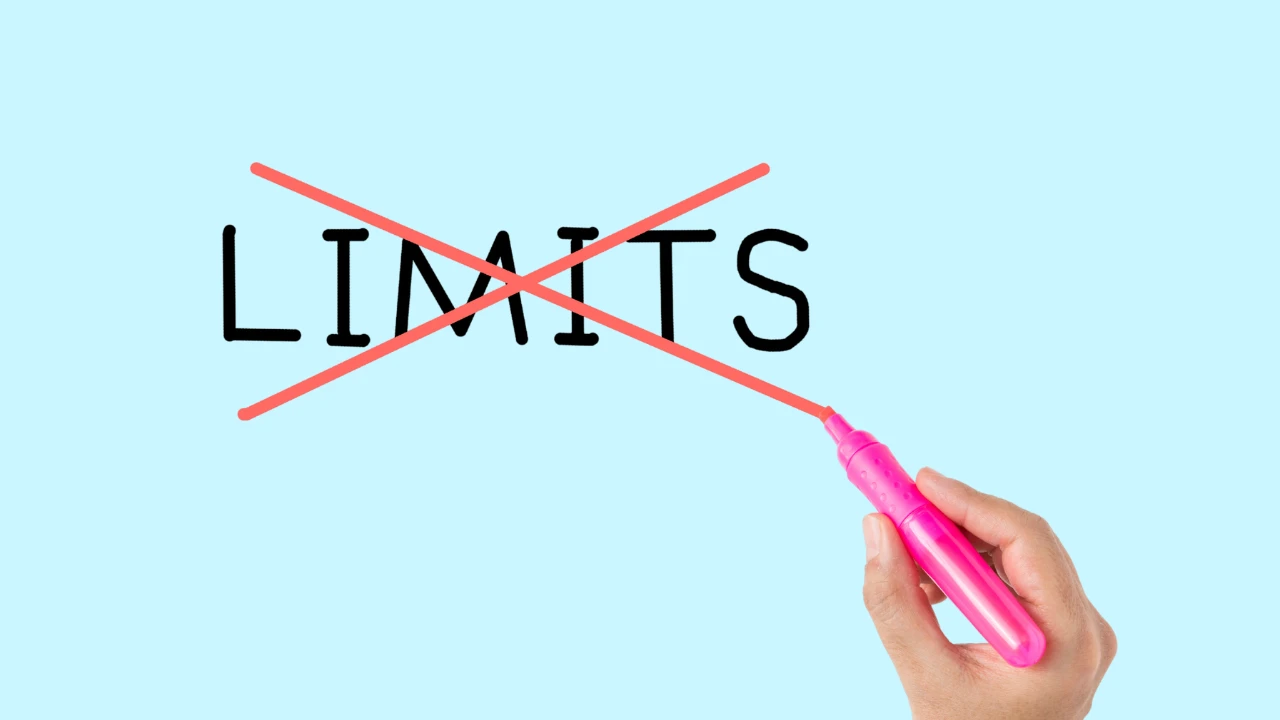 Écrit "LIMITS" barré qui représente le fait de surpasser ses croyances limitantes