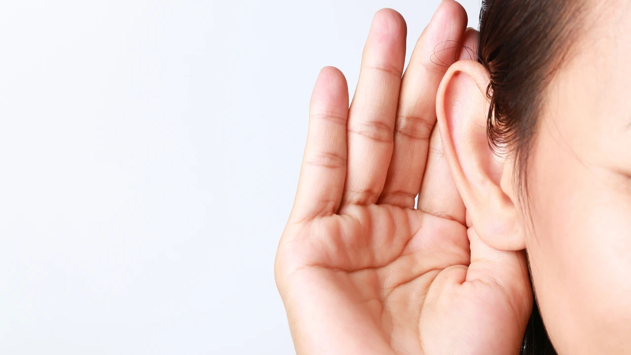 Une personne qui tend l'oreille qui représente l'écoute active