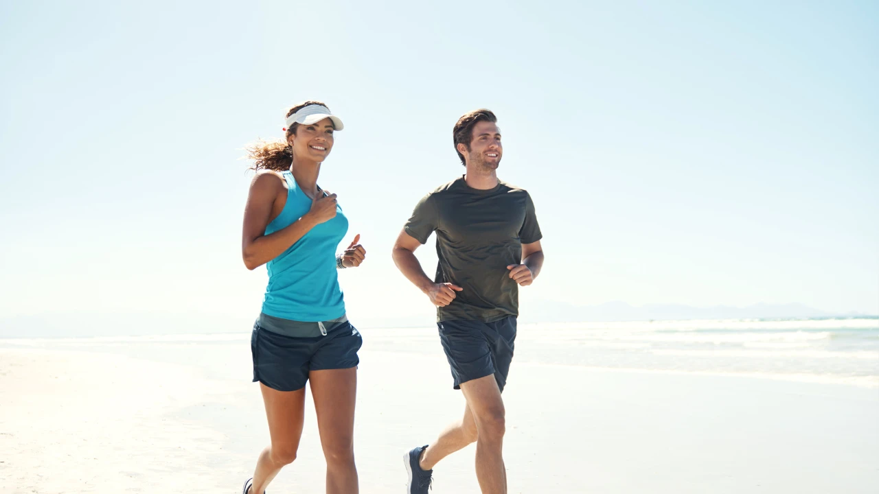 Une femme et un homme en train de courir pour maintenir une bonne hygiène de vie