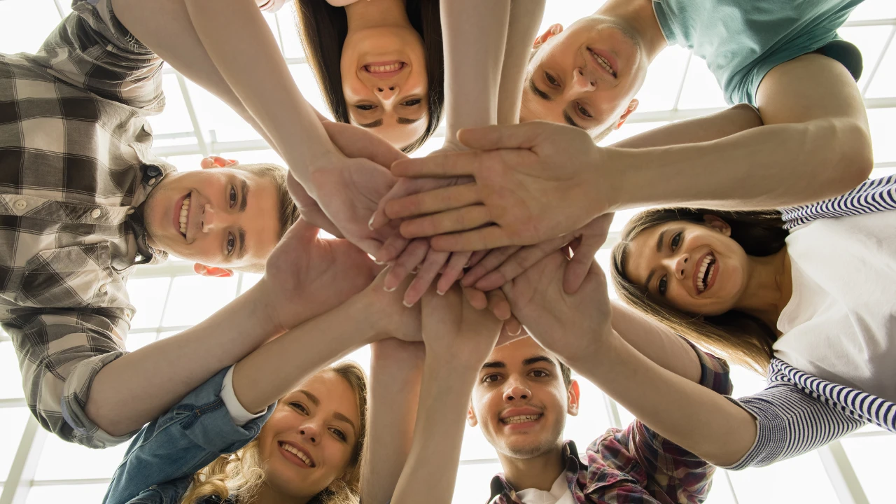 Des personnes main dans la main qui intègrent la communication positive