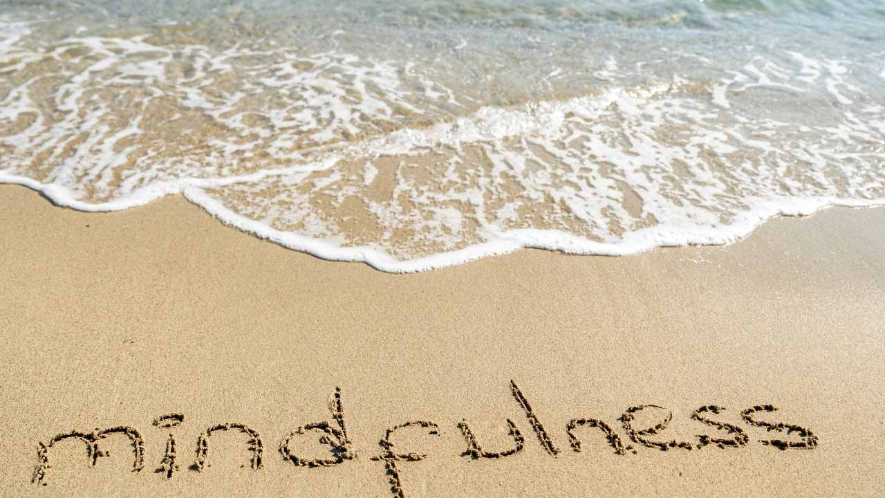 La mer avec écrit "mindfulness" : pleine conscience
