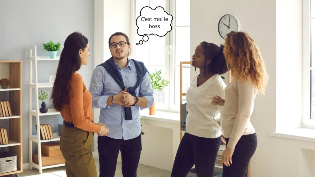 4 personnes discutent avec une personne en excès de confiance en soi au milieu