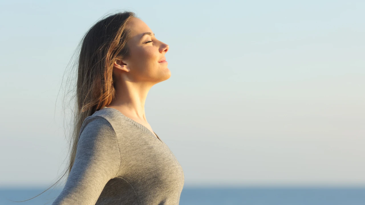 Femme qui respire en conscience à plein poumon 