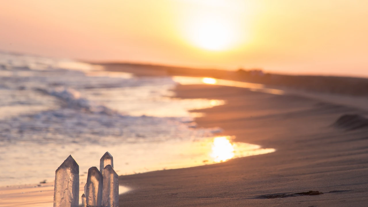 Une plage avec le coucher de soleil qui reflète sur l'eau ce qui représente la spiritualité