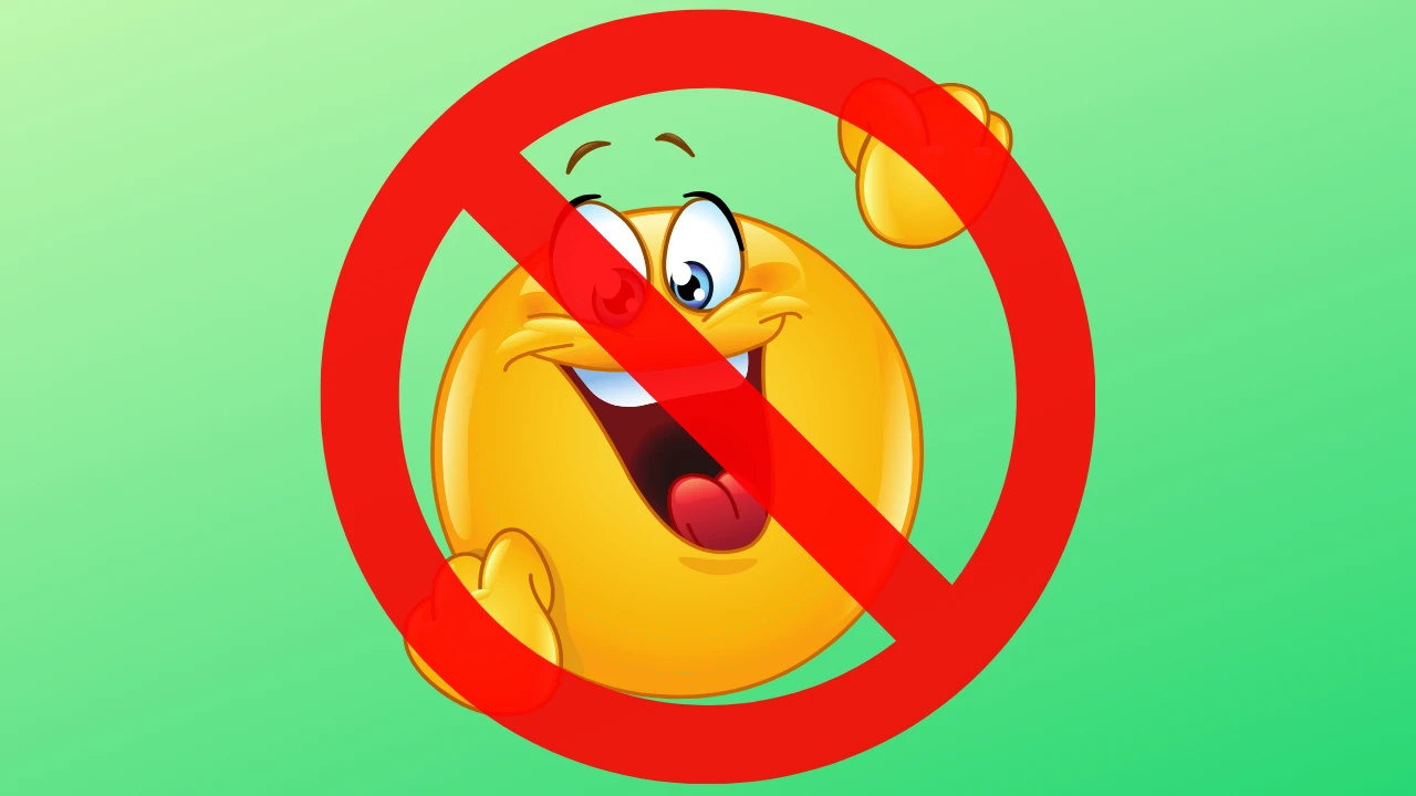 Émoji "contente" derrière un panneau interdit pour éviter le positivisme excessif