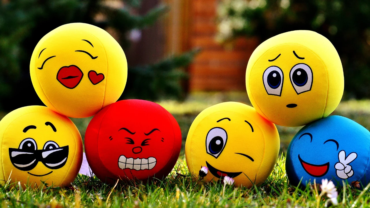 Des balles antistress en forme d'émoji représentant les émotions agréables et désagréables