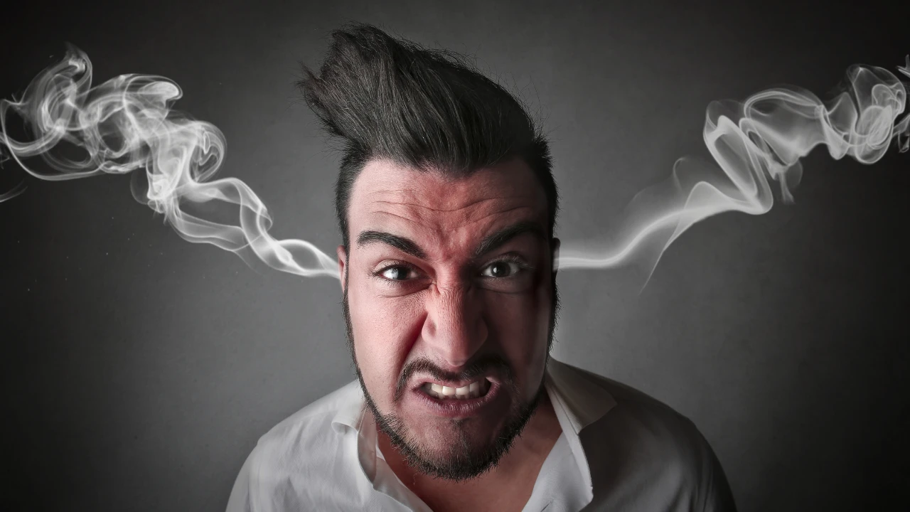 Un homme tellement en colère que de la fumée sort de ses oreilles