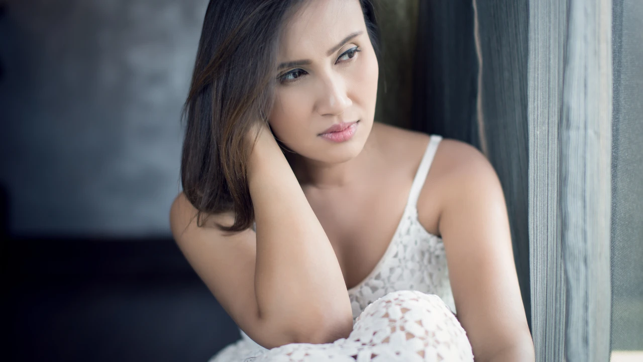 Femme au visage pensif qui ressent de la culpabilité