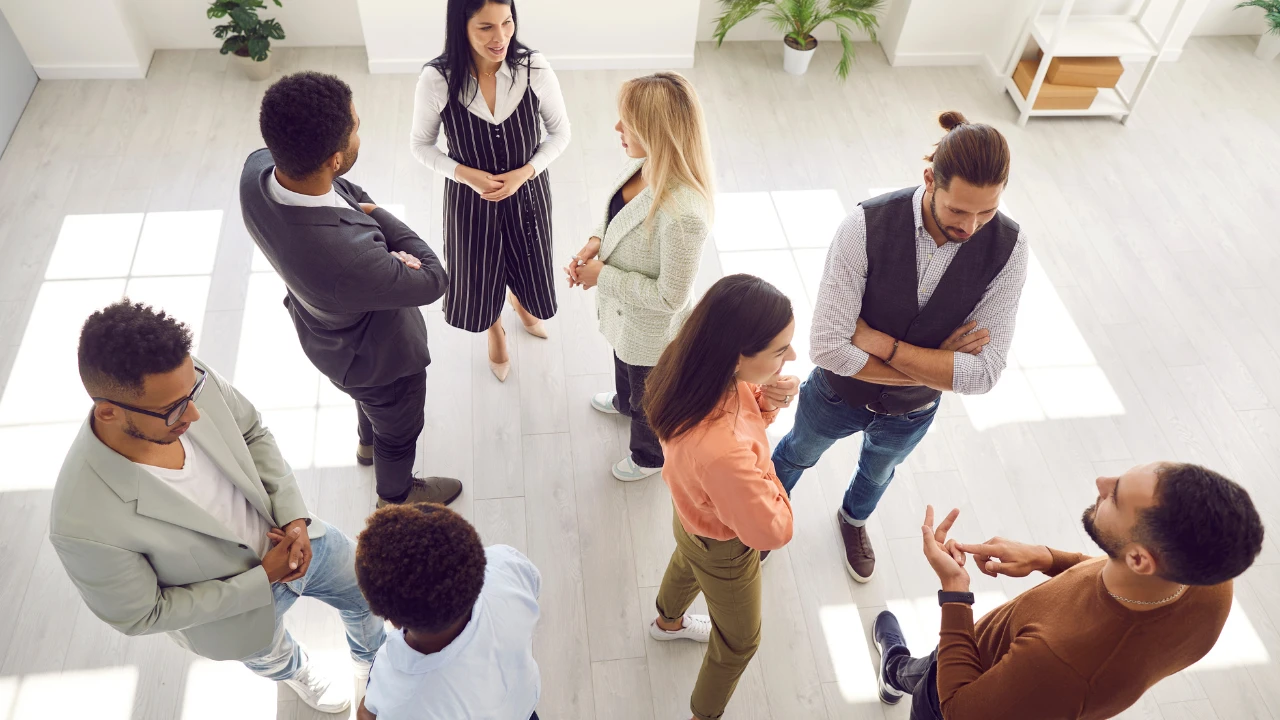8 personnes en train de nouer des relations en discutant